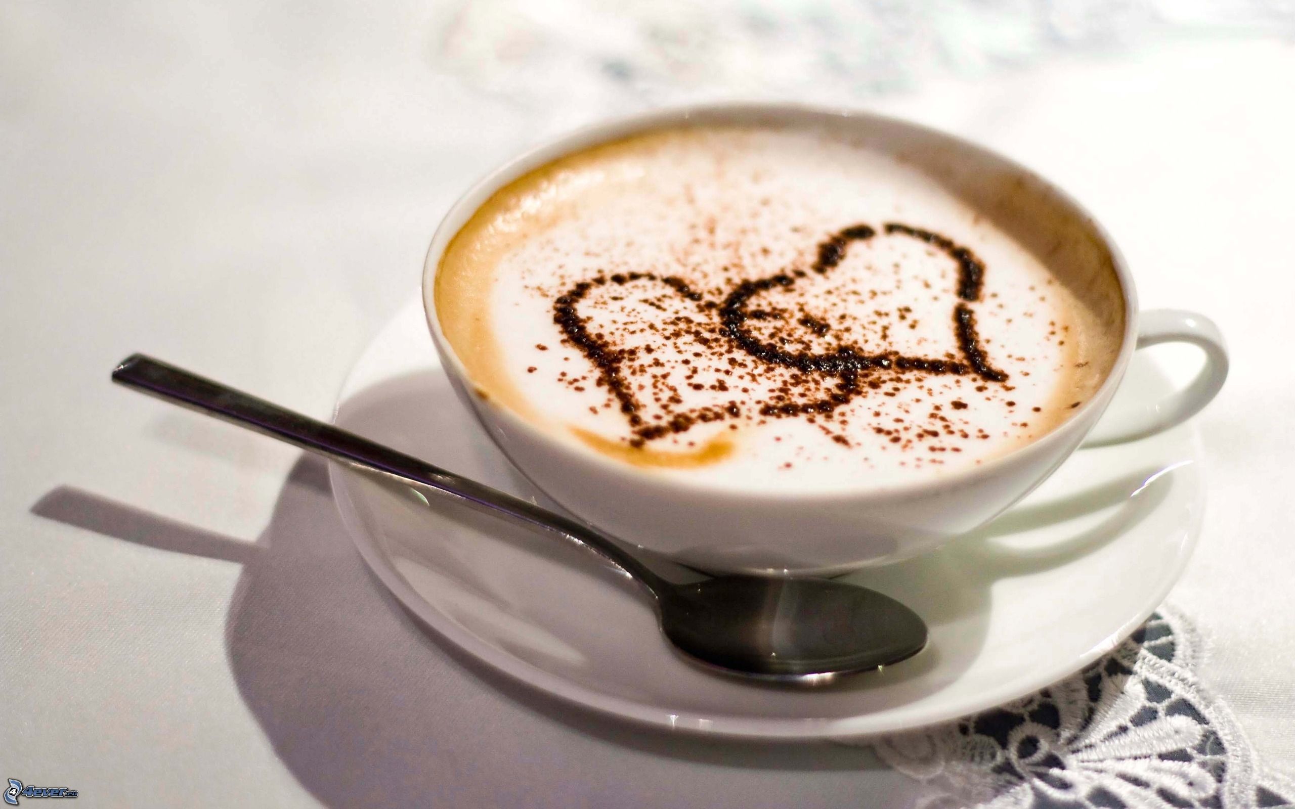 una-tazza-di-caffe,-cuori,-cuore-in-caffe,-latte-art-156638.jpg